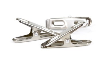 Beyaz arka planda izole edilmiş clothespin çelik