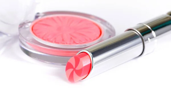 Lápiz labial rosa y pincel en polvo sobre blanco — Foto de Stock