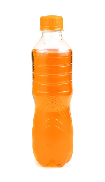 Garrafa com refrigerante laranja no fundo branco — Fotografia de Stock