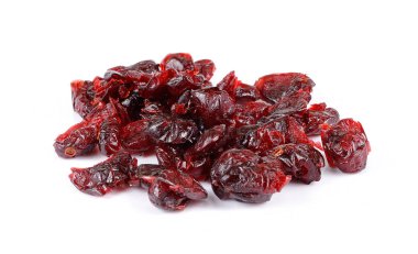 Kurutulmuş yaban mersini beyaz arka planda izole edilmiş.