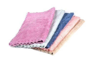 Beyaz arkaplanda izole edilmiş renkli mikrofiber el havluları.