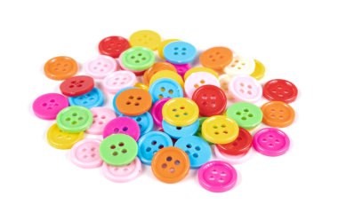 Birçok renkli plastik dikiş düğmeleri beyaza izole edilmiş