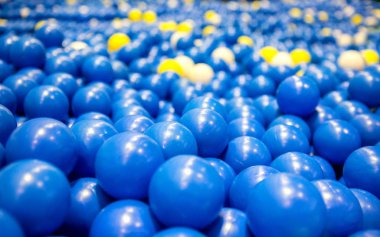 Çocuk eğlence parkı renk plastik top.