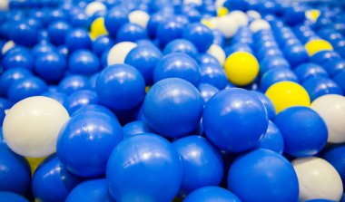 Çocuk eğlence parkı renk plastik top.