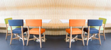 Renkli masa ve sandalyeler ile yemek alanı