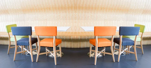 Renkli masa ve sandalyeler ile yemek alanı