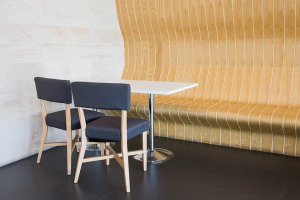 Área Jantar Com Mesas Cadeiras Coloridas — Fotografia de Stock