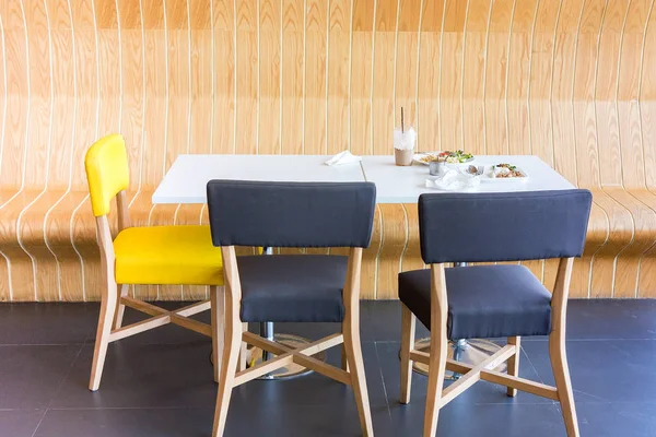 Dükkanda masada yemek yaptı.