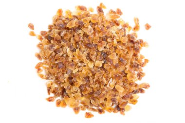 Beyaz bir arka plan üzerinde kahverengi şeker çakıl kristalleri