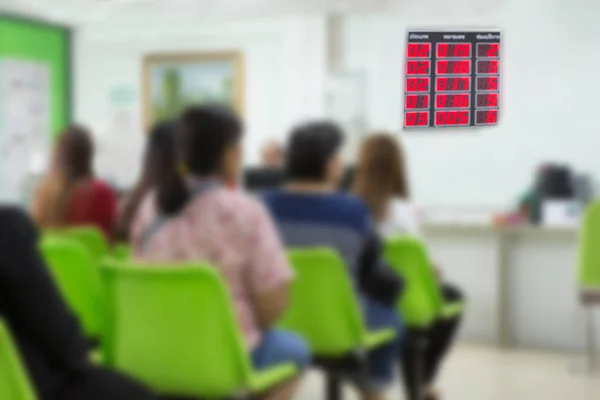 Ofis sıralarında oturan insanlar.