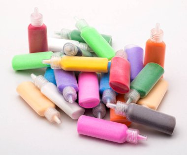 Renkli kum kum boyama için plastik şişe