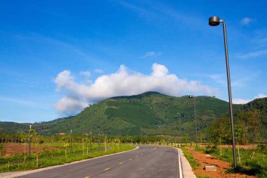 Kırsal kesimde siyah yollar