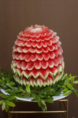 Açık büfe masada meyve oymalar