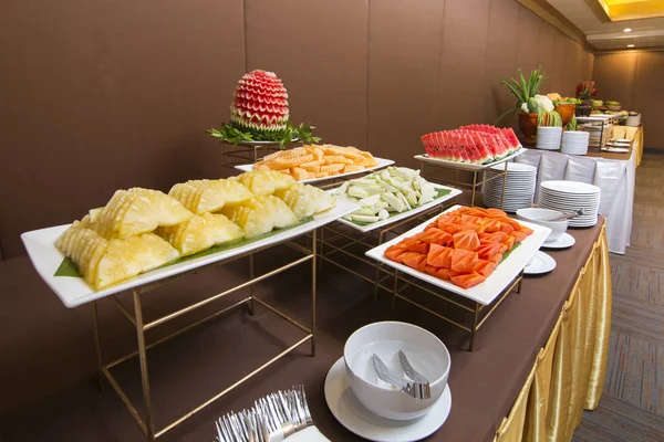 Intagli Frutta Sul Tavolo Buffet — Foto Stock