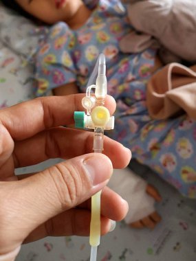 Bakım odasında salin ayarlamak.