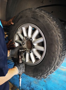 Tekerlekleri ortasında kaldırmak.