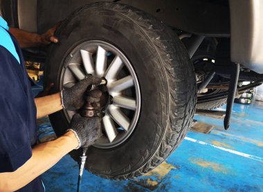 Tekerlekleri ortasında kaldırmak.