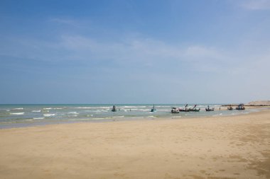 Tropikal ülkelerde güzel plajlar plajlar vardır.