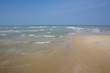 Tropikal ülkelerde güzel plajlar plajlar vardır.