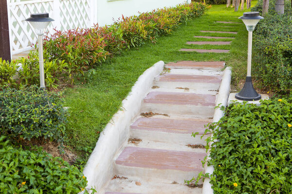 Садовая дорожка с солнечными батареями
