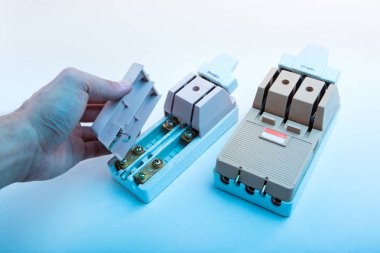 Arka planda devre kesiciler