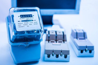 Arka planda devre kesiciler