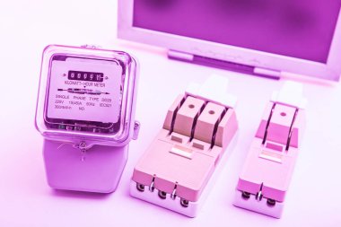 Arka planda devre kesiciler