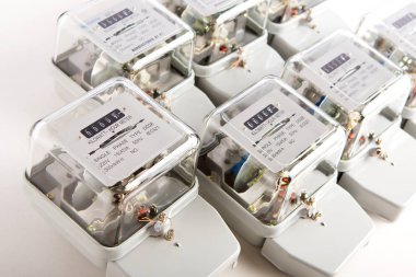 Beyaz arka plan izole elektrik metre güç aracı.