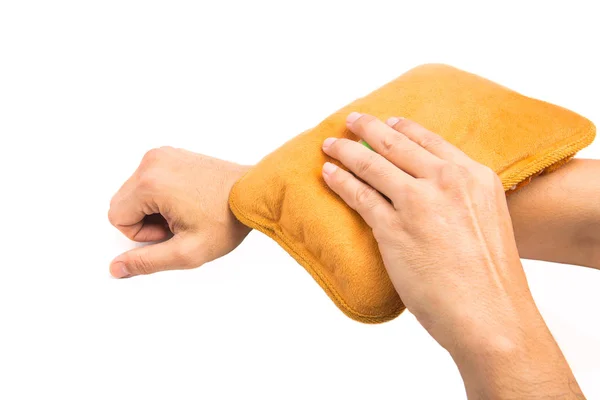 Sıcak su şişesi kolundan tut.