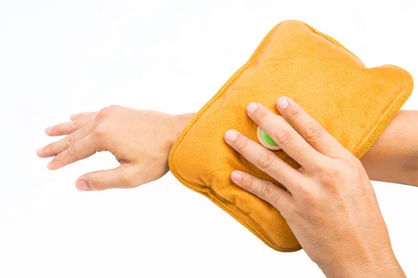 Sıcak su şişesi kolundan tut.