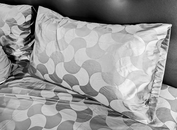 美しいパターンとカラフルなベッドの枕 — ストック写真
