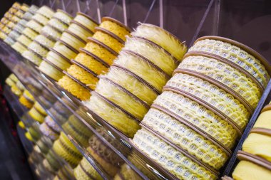 Raflarda dikiş sarı kurdele.