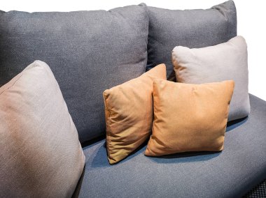 Kanepede çok renkli yastıklar.