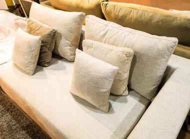 Kanepede çok renkli yastıklar.