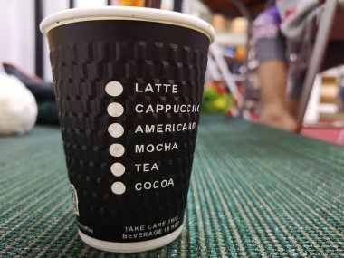 Kapuçino kağıt bir bardak kahve.