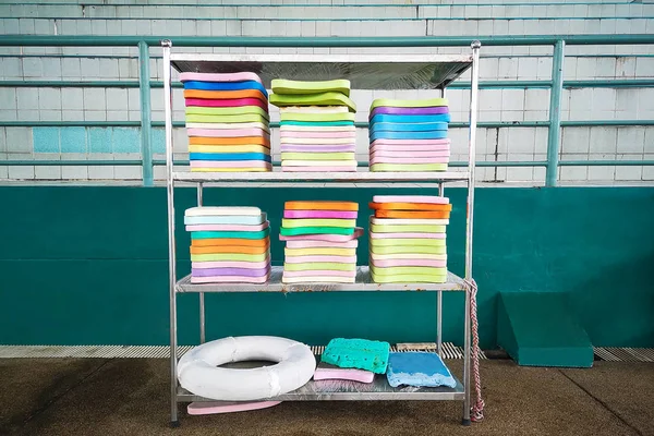 Pila Dei Coloratissimi Trampolini Piscina — Foto Stock