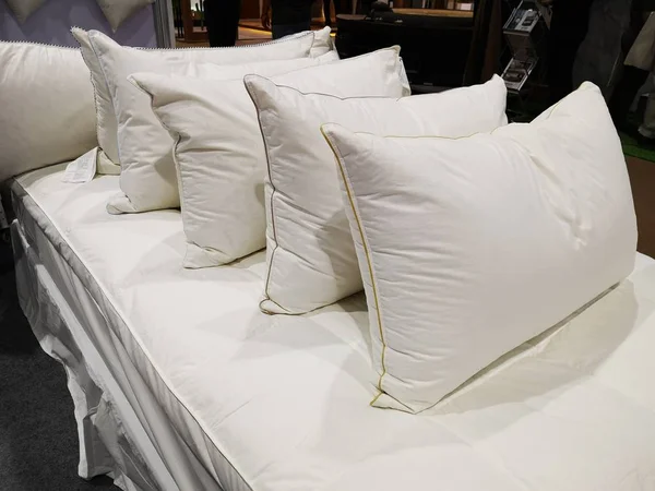 Білі Подушки Ліжку Зручні Які Подушки Ліжку — стокове фото