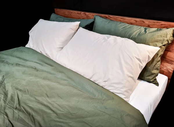 화려한 침대에 — 스톡 사진