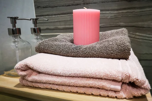 Πετσέτα Για Μπάνιο Στο Δωμάτιο Του Ξενοδοχείου — Φωτογραφία Αρχείου