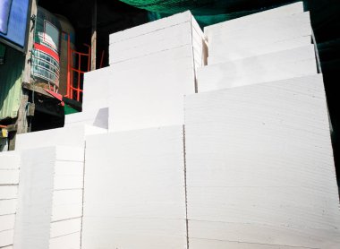 Açık bir palet üzerindeki dekoratif tuğla da dahil olmak üzere beyaz dikdörtgen tuğlalar.