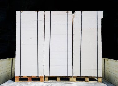 Açık bir palet üzerindeki dekoratif tuğla da dahil olmak üzere beyaz dikdörtgen tuğlalar.