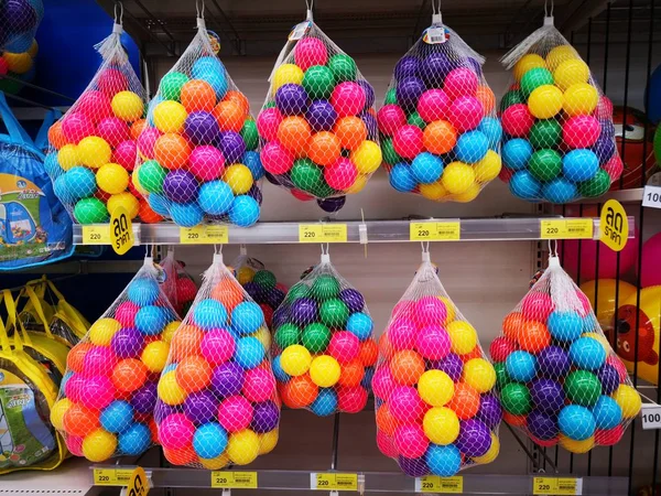 Crianças Jogam Bolas Plásticas Coloridas Rede — Fotografia de Stock