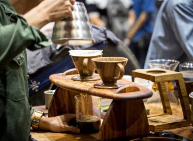 Profesyonel barista kahve alternatif metodu hazırlıyor.