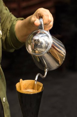 Profesyonel barista kahve alternatif metodu hazırlıyor.