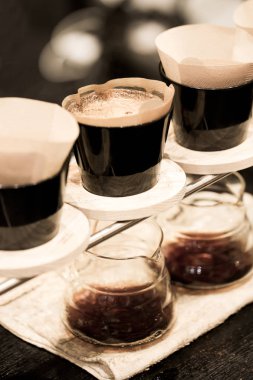 Profesyonel barista kahve alternatif metodu hazırlıyor.