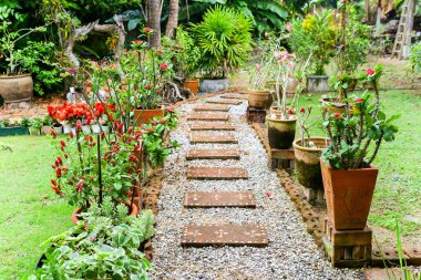 Çiçek bahçesinde yürü