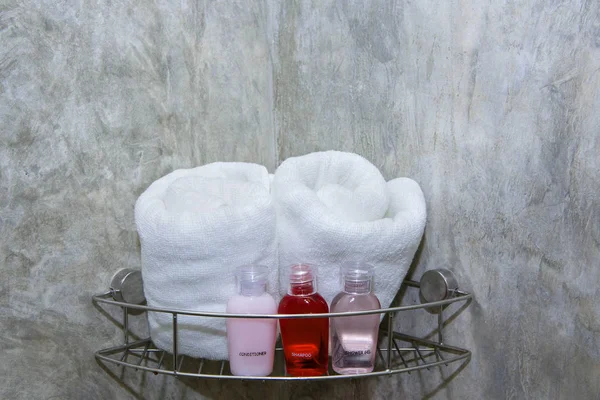 Serviettes Blanches Avec Savon Sur Étagère Dans Salle Bain — Photo