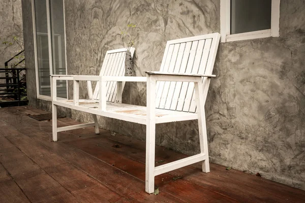 Λευκή Καρέκλα Ξύλινο Πάτωμα — Φωτογραφία Αρχείου