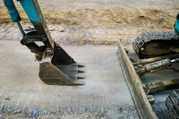 Graafmachines met tanks in het wegenbouw gebied — Stockfoto