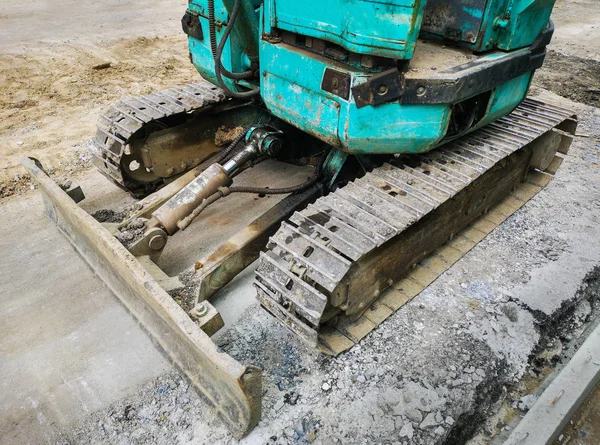 Graafmachines met tanks in het wegenbouw gebied — Stockfoto